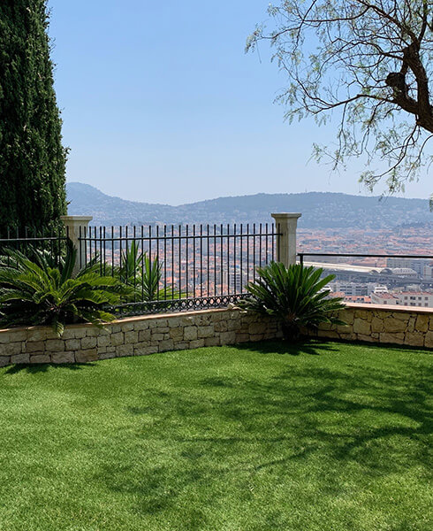 Gazon synthétique sur une terrasse avec balustres