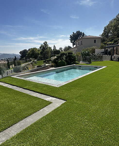 Illustration de pelouse artificielle dans un jardin Contours de piscine aménager avec un gazon synthétique