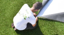 Installation gazon synthétique dans un jardin