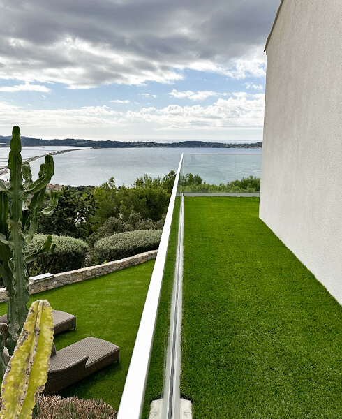 Balcon avec gazon artificiel offrant une vue mer dégagée