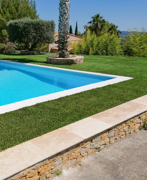 Installation d'une pelouse artificielle atour d'une piscine à forme rectangulaire