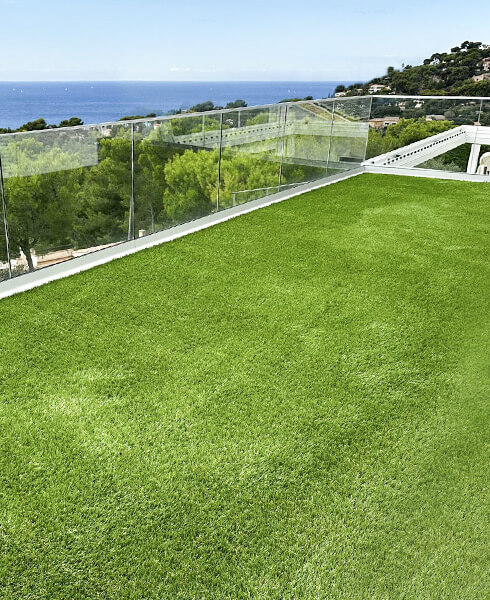Terrasse en faux gazon avec vue mer dégagée