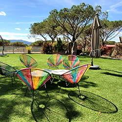 Table et chaises de jardin sur gazon synthetique