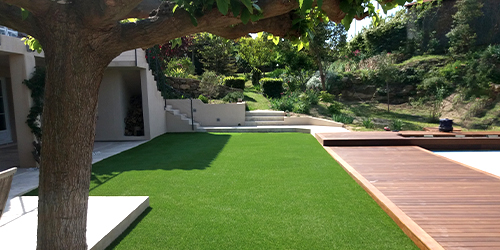 Terrasse en bois et gazon synthétique